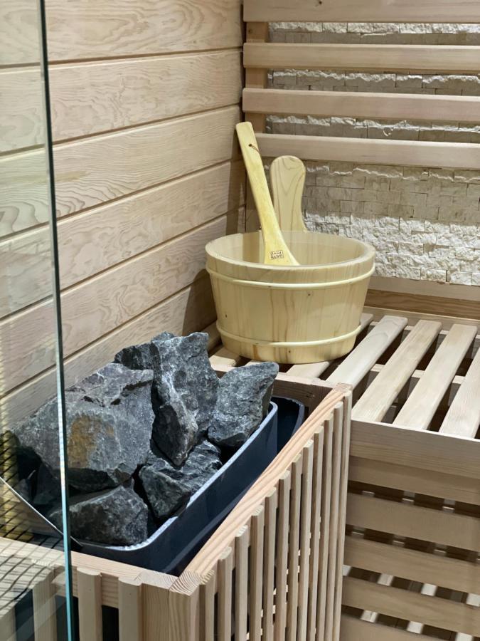Capsule Forever Young: Entertainment Hub with Jacuzzi & Sauna Hastiere-par-dela Exterior photo