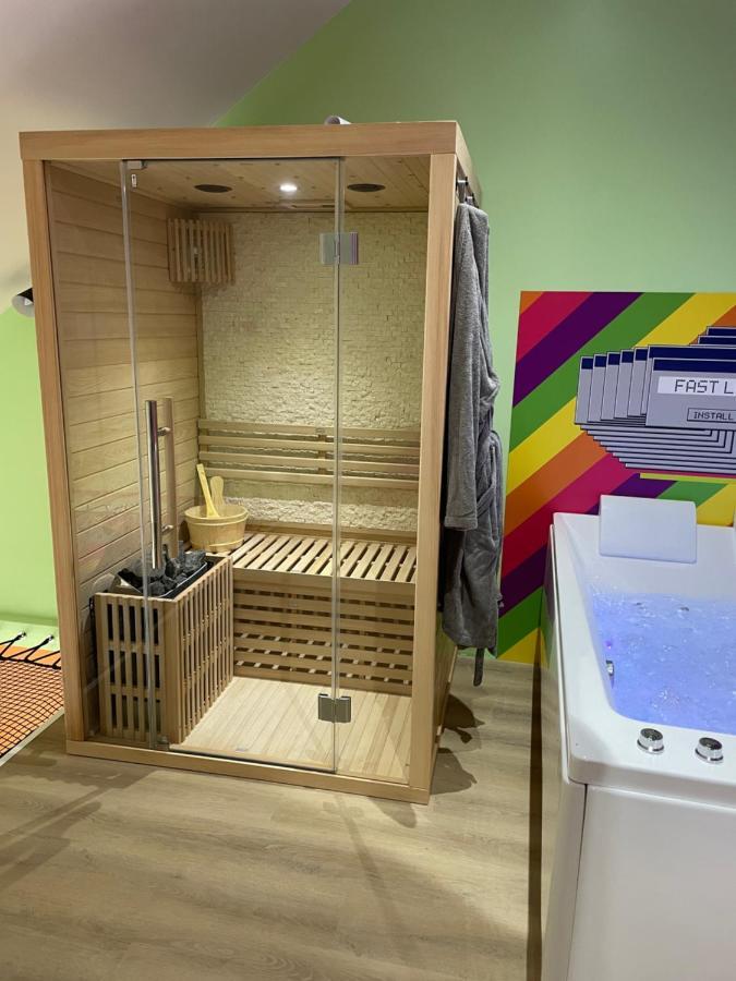 Capsule Forever Young: Entertainment Hub with Jacuzzi & Sauna Hastiere-par-dela Exterior photo