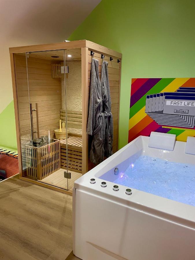 Capsule Forever Young: Entertainment Hub with Jacuzzi & Sauna Hastiere-par-dela Exterior photo