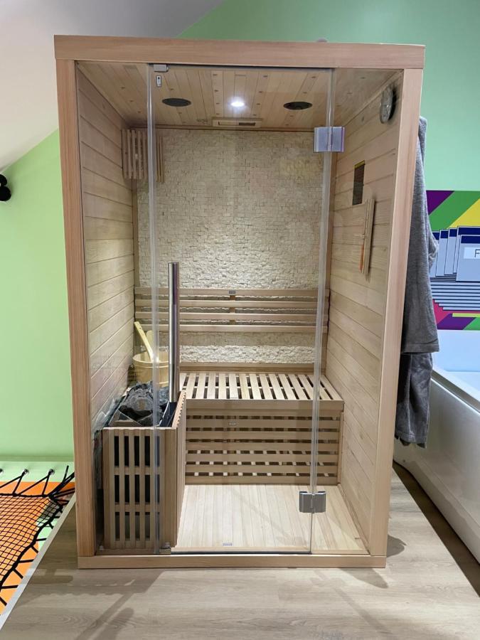 Capsule Forever Young: Entertainment Hub with Jacuzzi & Sauna Hastiere-par-dela Exterior photo