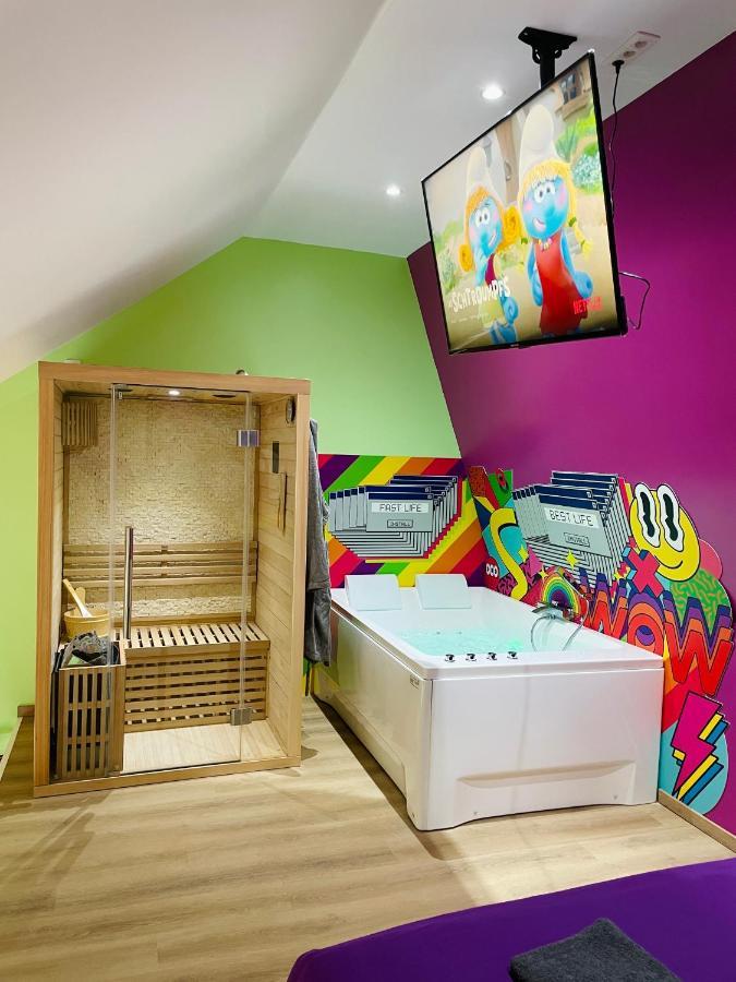 Capsule Forever Young: Entertainment Hub with Jacuzzi & Sauna Hastiere-par-dela Exterior photo